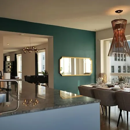 Апартаменты Urban Retreat Loft In The Center
