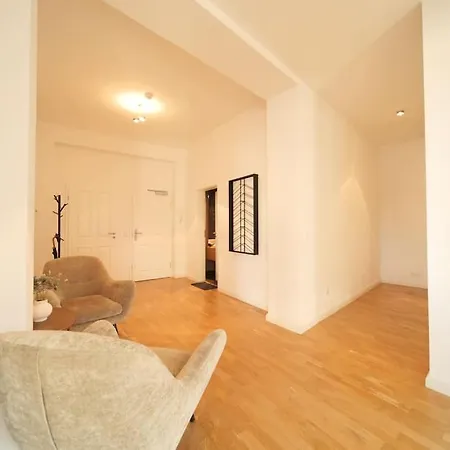 Апартаменты Urban Retreat Loft In The Center